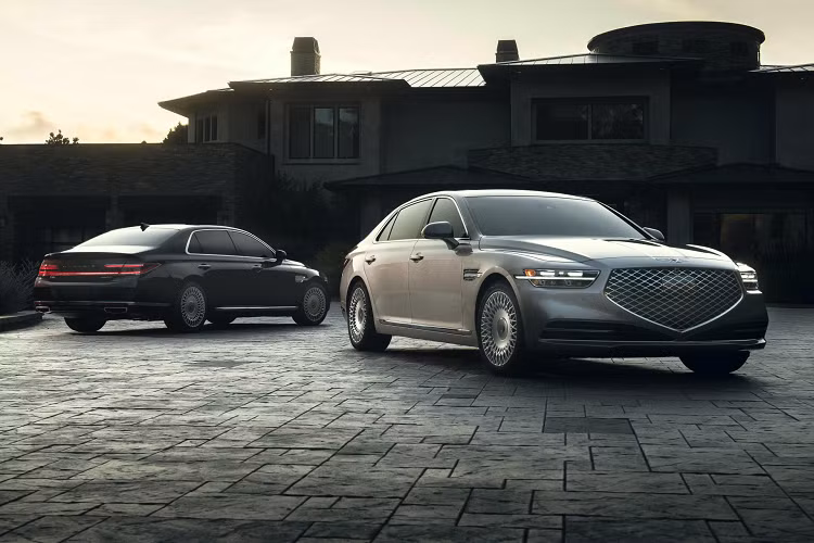 Đèn pha mới của xe sang Genesis G90 chắc chắn là một điểm nhấn thú vị mà bất kỳ ai cũng sẽ bị thu hút. Phía sau cụm đèn hậu G90 mới đã được tái thiết kế kéo dài, phong cách này làm em gợi nhớ đến những mẫu sedan hạng sang từ thương hiệu Lincoln (thương hiệu con của Ford; Mỹ).