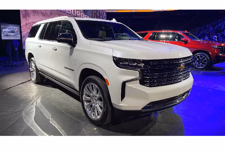 Cặp đôi SUV Suburban và Tahoe của Chevrolet còn được thay đổi hệ thống treo phía sau, chuyển sang sử dụng treo độc lập sử dụng các giảm chấn từ trường “MagneRide Control” của Chevy. Trên các phiên bản High Country và Z71, Chevy còn cung cấp hệ thống treo khí nén thích ứng “Air Ride Adaptive Suspension” cân bằng tải trọng và điều chỉnh tăng chiều cao 102mm và tự động hạ thấp 19mm khi chạy tốc độ cao.