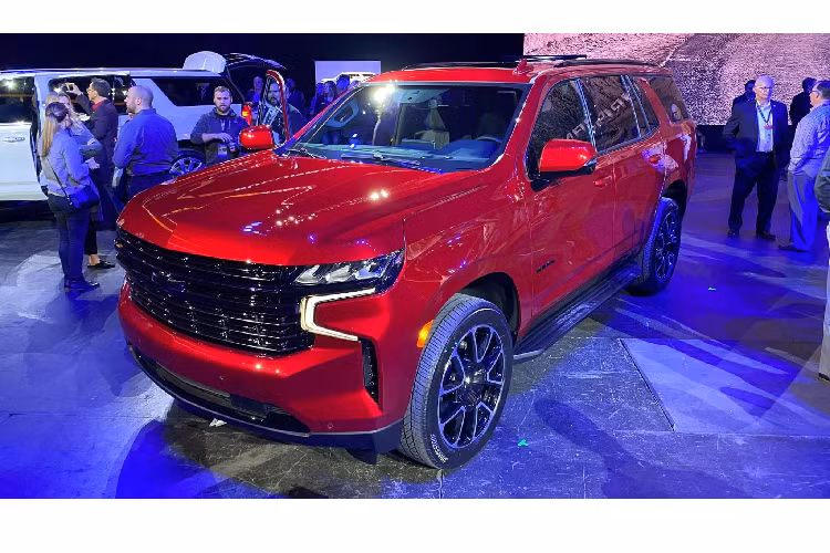 Chevrolet Suburban và Tahoe được định vị là mẫu SUV full-size, xếp trên mẫu Traverse, Blazer, Equinox và Trax. Trong đó, Suburban sở hữu kích thước lớn hơn Tahoe. Có thể các bác chưa biết, Suburban được xem là “cha ông” của các dòng xe SUV ngày nay, khi nó có mặt từ năm 1935. Hiện tại, Suburban là một trong những dòng SUV full-size lớn nhất hiện nay, nó là lựa chọn hàng đầu dành cho những khách hàng cần một chiếc SUV đem lại không gian tối đa.