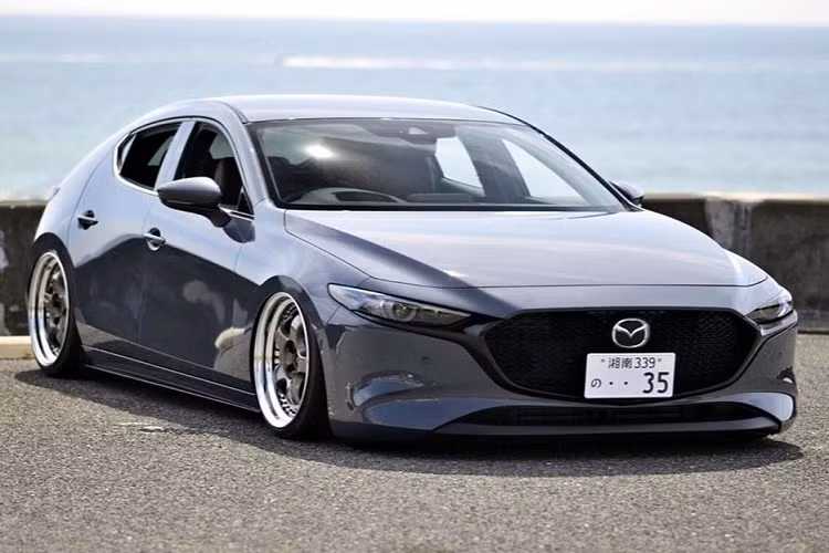 Trong số đó, chiếc hatchback Mazda3 hạ gầm mang tới một luồng gió tươi trẻ nhất. Ngoài nội thất không thua kém gì những mẫu xế sang, nhà độ Zoom Zoom còn mang tới một vẻ bề ngoại ấn tượng tới "phi thường".