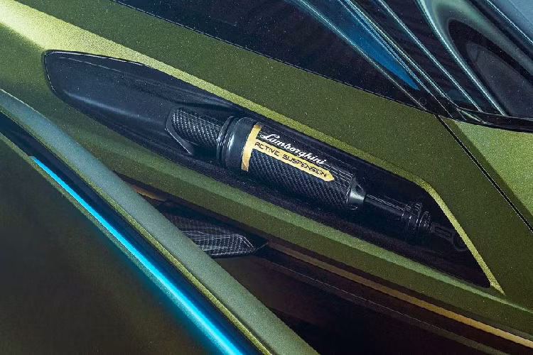 Là một mẫu xe hybrid, Lamborghini V12 Vision GT sử dụng động cơ V12 hút khí tự nhiên dung tích 6,5 lít đi cùng hệ thống điện tích hợp vào hộp số giống với Lamborghini Sián FKP37.