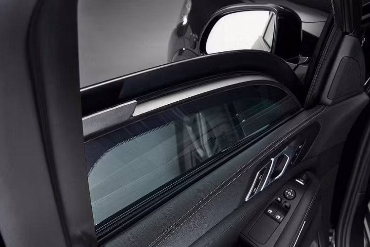 Ngoài ra, hệ thống khung gầm bằng nhôm siêu cứng cũng là một điểm đáng chú ý trên X5 Protection VR6 khi giúp xe vừa "giảm cân" tối đa lại vừa tối ưu hoá khả năng chống các loại bom, thuốc nổ từ phía bên dưới.