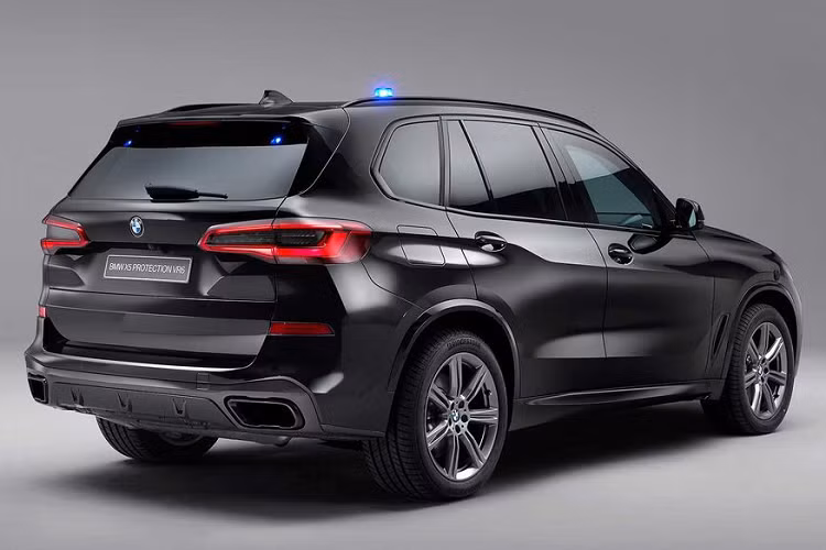 Xe bọc thép BMW X5 Protection VR6 được trang bị bộ mâm đa chấu với kích thước 20 inch, lốp gia cường bằng cao su đặc biệt. Từ đó, xe vẫn có thể chạy được ngay cả bị bắn thủng lốp. Theo nhà sản xuất, BMW X5 Protection VR6 được trang bị hệ thống cửa kính trên xe dày tới 30 mm cho cả 4 cửa, loại kính này có thể dễ dàng chống các loại đạn của AK-47 một cách ngọt ngào.