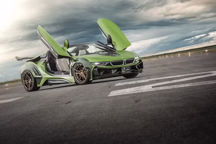 Được gọi với cái tên mới siêu xe BMW i8 Roadster E.N.ARMY EDITION và được thay đổi rất nhiều ở ngoại thất. Chiếc xe đã trang bị cản trước mới cho chiếc xe thể thao hybrid, bao gồm khe hút gió bằng sợi carbon bắt mắt hơn, vòm bánh xe rộng, nắp ca pô được làm lại với màu đen nhám, la zăng màu vàng.