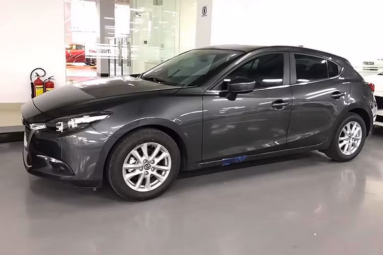 Mazda3 thế hệ mới bản 1.5L (ELITE) được trang bị tiêu chuẩn ghế ngồi bọc da, màn hình cảm ứng 8 inch - Mazda Connect, đồng hồ hỗ trợ lái 7 inch (Meter Set - 7"LCD Display Mazda), điều hoà tự động 2 vùng độc lập, màn hình hiển thị trên kính lái (HUD),… Đi cùng với các hệ thống an toàn như: 07 túi khí, ABS/BA/ DSC, cảm biến hỗ trợ đỗ xe và camera lùi.