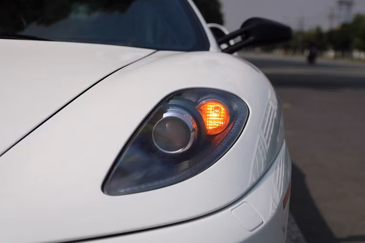 Ngoại hình của Ferrari F430 do hãng thiết kế danh tiếng Pininfarina vẽ và lấy cảm hứng từ xe đua 156 F1 mùa giải 1961. Chính vì thế mà sau 15 năm, mẫu xe này vẫn tạo được sự thu hút đối với các tín đồ mê siêu xe. 