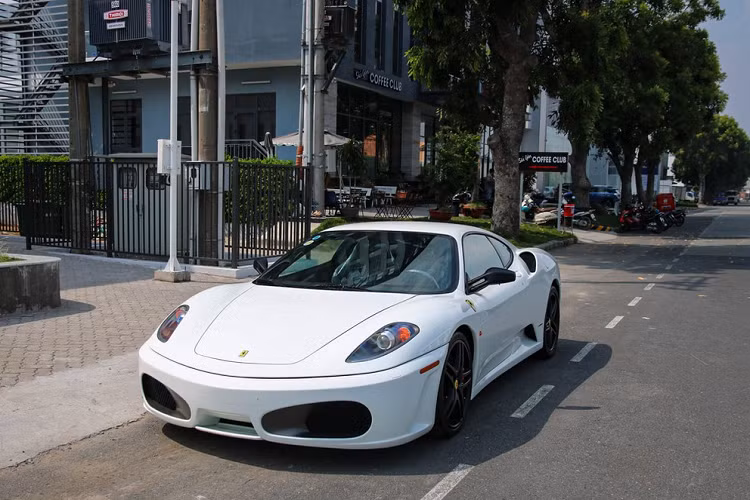 Chiếc siêu xe Ferrari F430 từng thuộc sở hữu của ông Đặng Lê Nguyên Vũ mới đây đã được một showroom tư nhân tại quận 5 mua lại. Siêu xe này có màu đỏ nguyên bản nhưng đã được ông Vũ đổi sang màu trắng ngoại thất. 