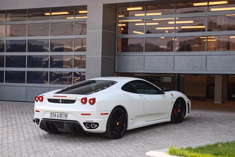 Trái tim của Ferrari F430 là khối động cơ V8 4.3L hút khí tự nhiên. Khối động cơ này cho công suất 483 mã lực và mô-men xoắn 465 Nm. Siêu xe này dễ dàng chạm mốc 100 km/h từ vị trí đứng im chỉ trong 4 giây, trước khi đạt tốc độ tối đa 315 km/h. 