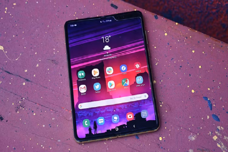 Sua man hinh Samsung Galaxy Fold ngon toi 13,8 trieu dong