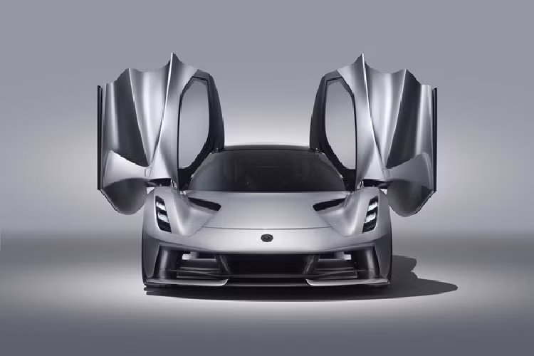 Evija tăng tốc 0-100 km/h dưới 3 giây, 0-300 km/h dưới 9 giây, tốc độ tối đa 320 km/h. Với động cơ lên tới gần 2.000 mã lực, tốc độ của Evija bị chê không quá ấn tượng. Nhiều mẫu xe có khả năng vượt qua con số 320 km/h. Ngoài ra, cũng cần biết rằng Lotus hiện thuộc sở hữu của hãng xe Geely (Trung Quốc).
