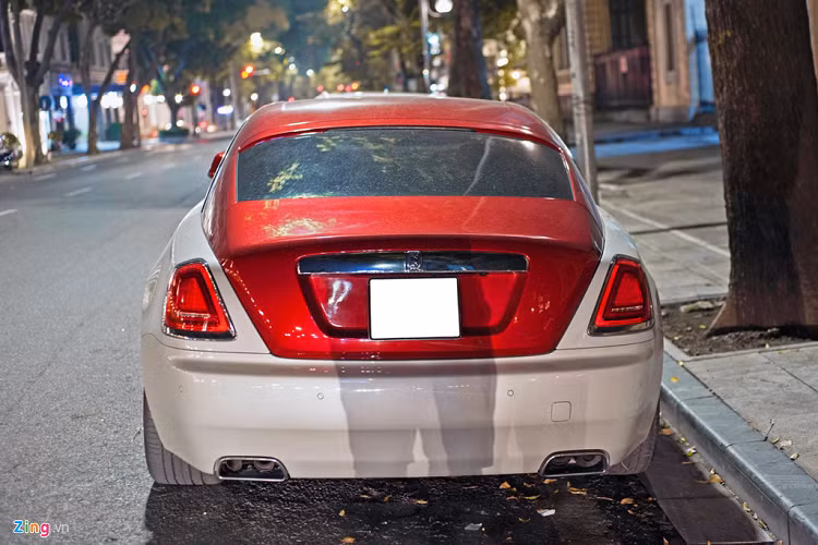 Vẫn chưa rõ là lớp màu đỏ được thực hiện bằng phương pháp sơn hay dán decal. Khả năng cao là xe sử dụng phương pháp dán decal vì tiết kiệm thời gian và có thể trở về màu nguyên bản bất cứ lúc nào. 