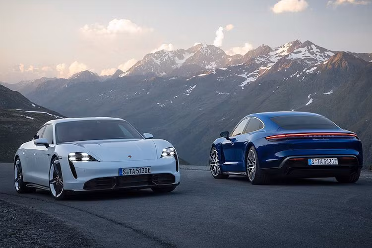 Dù là một công ty mới toanh trong làng xe nhưng với chiếc Model S, Tesla đã thực sự trở thành người tiên phong đưa xe điện trở thành tương lai của ngành công nghiệp ô tô. Dẫu rằng trong quá khứ và ngay cả hiện tại nhiều hãng ôtô nổi tiếng cũng đã có các dòng xe điện, nhưng chúng vẫn chưa thể hài hoà giữa các yếu tố như hiệu năng, tầm hoạt động, độ tiện dụng... như Tesla Model S. Chính vì vậy mẫu xe điện Porsche Taycan ra đời.