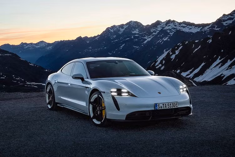 Tuy nhiên bản Porsche Taycan Turbo S mới còn làm được nhiều hơn thế, khi mạnh tới 761PS (560kW) và mô-men xoắn cực đại 1.050Nm với Overboost. Nhờ đó, chiếc xe đạt các thành tích này chỉ trong lần lượt 2,8 và 9,8 giây - cũng với Launch Control. Tuy nhiên nhược điểm không duy trì được tốc độ cao trong thời gian dài của động cơ điện vẫn còn trên Taycan, khiến cả 2 phiên bản của chiếc xe chỉ đạt tốc độ tối đa 260km/h.