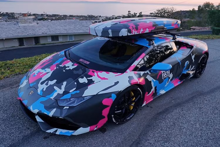 Danh tiếng của Alex Choi không đến từ hai mẫu xe trên. Phải đến khi sở hữu chiếc Lamborghini Huracan vào tháng 7/2017, cái tên Alex Choi mới được tín đồ siêu xe chú ý. Phiên bản đầu tiên - Unicorn V1 - được phủ lớp decal camo xanh hồng lạ mắt. Chưa hết, tay chơi này còn bổ sung thêm hộp chứa dụng cụ trượt tuyết trên mui, cánh gió, nắp ca-pô carbon.