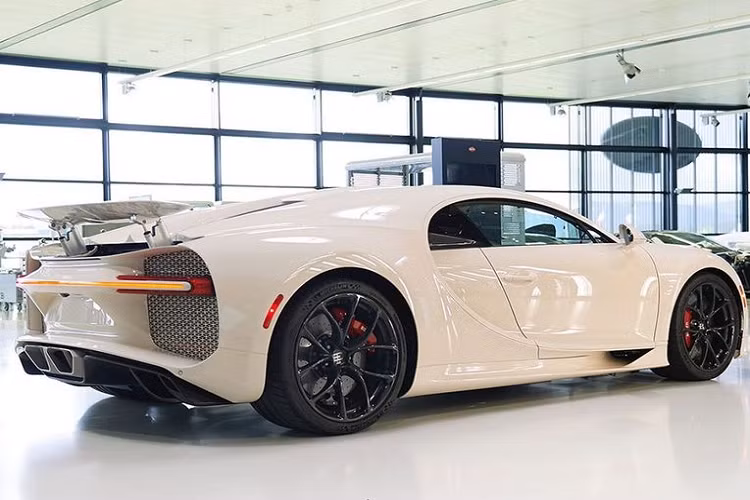 Tháng 7 vừa qua, hãng siêu xe Bugatti đã tiết lộ về việc hoàn thành chiếc Chiron thứ 200 trong kế hoạch sản xuất chỉ 500 mẫu. Thời điểm đó, vẫn còn khoảng dưới 100 chiếc Chiron chưa tìm được chủ nhân. Theo kế hoạch sản xuất, mỗi chiếc đều trải qua quá trình chế tạo lên tới 10 tháng.