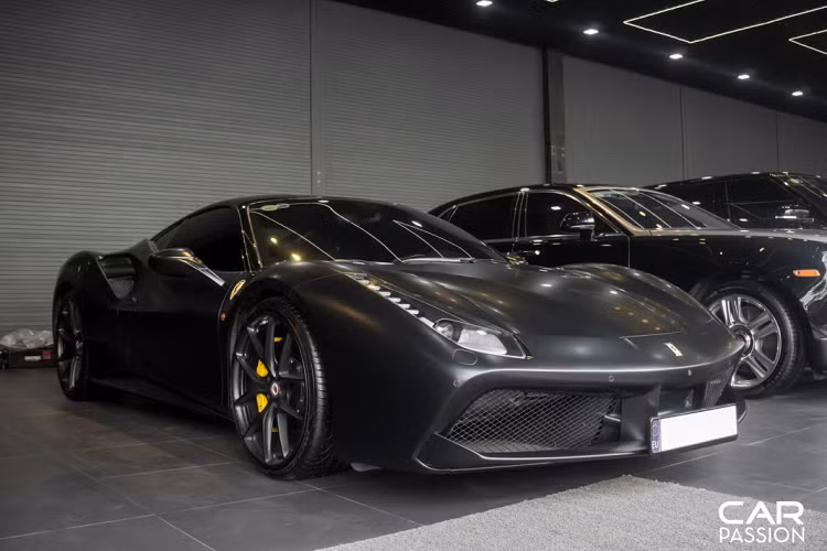 Tiếp đến là siêu xe Ferrari 488 GTB với lớp sơn nguyên bản là màu trắng Bianco Avus, đây chính là một trong 3 xe 488 GTB đầu tiên về Việt Nam. Hiện nay đã có ít nhất 20 chiếc Ferrari 488 GTB được mang về nước thuộc cả hai phiên bản Coupe và Spider, trong đó phiên bản 488 Spider chỉ có 3 chiếc.