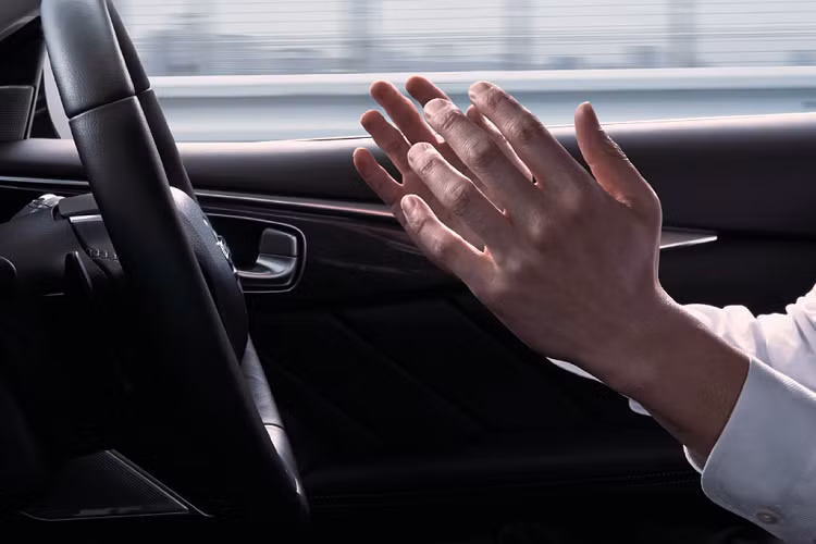 Hệ thống ProPILOT 2.0 của Nissan sử dụng bộ cảm biến, cho phép người lái rời tay khỏi vô lăng khi đi trên một làn đường. Tuy nhiên, lái xe vẫn cần để mắt trên đường và sẵn sàng phản ứng khi cần thiết. Công nghệ này khá giống với Autopilot của Tesla.