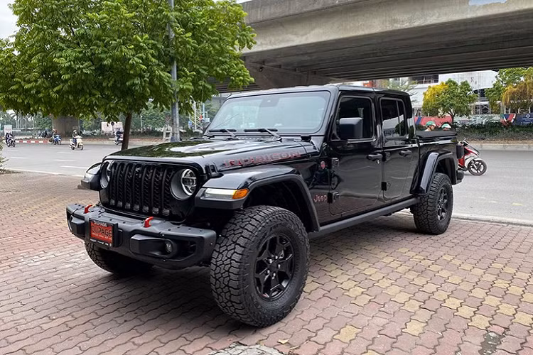Một số mẫu xe Jeep nổi bật tại thị trường ô tô trong nước phải kể đến như Jeep Wrangler hay Jeep Grand Cherokee, mới đây nhất thì showroom ôtô tại Việt Nam đã mang về nước thêm một lựa chọn mới cho những fan hâm mô các mẫu xe Jeep Gladiator Rubicon 2020 phiên bản đặc biệt, mẫu xe này được cho là đối thủ cạnh tranh trực tiếp của chiếc bán tải Ford Ranger hoặc Chevrolet Colorado tại một số thị trường.