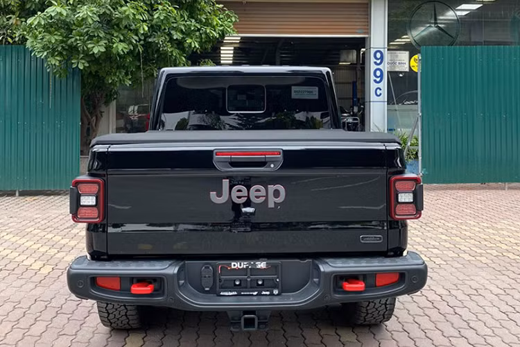Mẫu xe bán tải Jeep Gladiator Rubicon được xếp vào phân khúc bán tải hạng trung nhưng vì kích thước “khủng” cũng như dung tích động cơ lớn nên mẫu xe này cho thấy sự vượt trội hoàn toàn so với các đối thủ cùng phân khúc. Vì lẽ đó mà chắc chắn giá thành của Jeep Gladiator Rubicon tại thị trường Việt Nam sẽ cao hơn hai đối thủ con lại hiện đang được phân phối chính hãng trong nước.