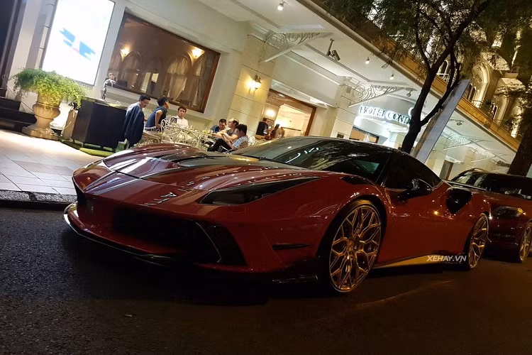 Với gói độ từ Mansory, phần đầu xe của chiếc 488 GTB này trở nên khác biệt ở các bộ phận như nắp ca-pô, cản va trước, cánh lướt gió bằng sợi carbon. Gương chiếu hậu bọc carbon tương phản với màu thân xe.