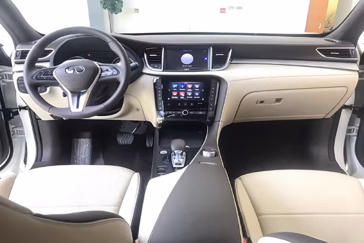 Tất cả các phiên bản của Infiniti QX50 đều sử dụng động cơ 2.0L tăng áp sử dụng công nghệ tỷ số nén biến thiên ‘’VC-Turbo’’ đầu tiên trên thế giới, động cơ được thiết kế để có thể tự động điều chỉnh tỷ lệ nén khi xe đang di chuyển với mức dao động từ 8:1 (performance) – 14:1 (efficiency) bằng cách liên tục thích nghi, nâng hoặc hạ piston một cách liền mạch để thay đổi liên tục tỷ số nén, nhằm mang lại sự mạnh mẽ và hiệu quả tiết kiệm nhiên liệu.