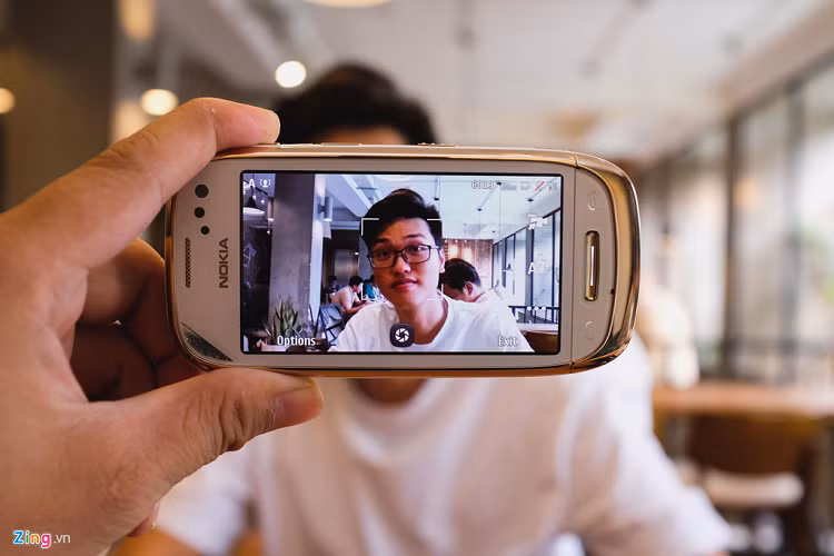 Model còn sở hữu camera “độ phân giải cao” 8 MP hỗ trợ tự động canh nét, nhận diện gương mặt và có thể quay phim HD 720p. Ngoài ra, máy được trang bị đầy đủ kết nối như micro USB, giắc cắm tai nghe chuẩn 3.5 mm, 3G HSDPA, Wi-Fi, khe cắm thẻ nhớ mở rộng microSD… 