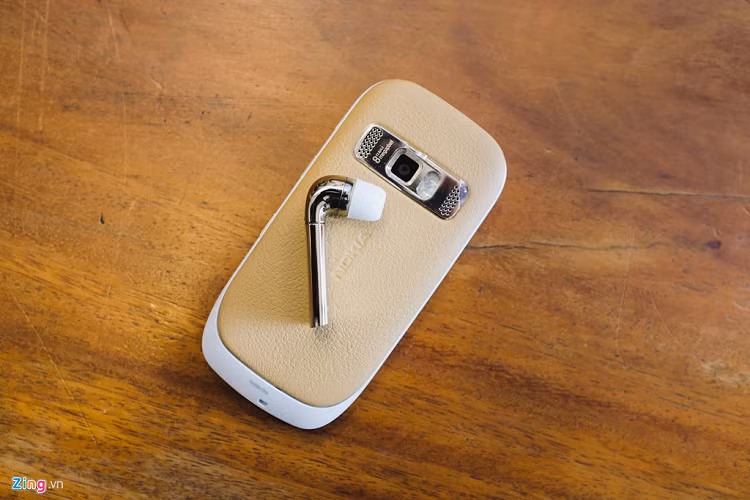 Sẽ không có gì đáng nói nếu Nokia chỉ là một chiếc điện thoại gần 10 năm tuổi và làm từ vật liệu đắt đỏ. Tuy là một chiếc điện thoại cổ nhưng phụ kiện của nó lại rất “tân thời”. Mẫu tai nghe không dây của Nokia Oro có tên J. Cái tên này được đặt theo thiết kế của nó. 