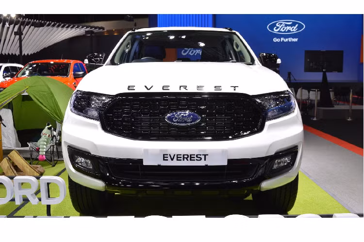Điểm nhấn Ford Everest Sport 2020 mới chính là nhấn màu đen xuất hiện ở vỏ đèn sương mù, ốp gương chiếu hậu và đường ray mái. Lưới tản nhiệt ở mẫu Everest Sport nổi bật hơn so với các biến thể khác. Thay vì lưới tản nhiệt dạng ba thanh thường thấy trên các biến thể Titanium và Titanium +, thì Sport được bố trí dạng lưới và được phủ nước sơn đen bóng. Bên dưới cản trước mở rộng với một khe hút gió lớn và đèn sương mù nằm hai bên.