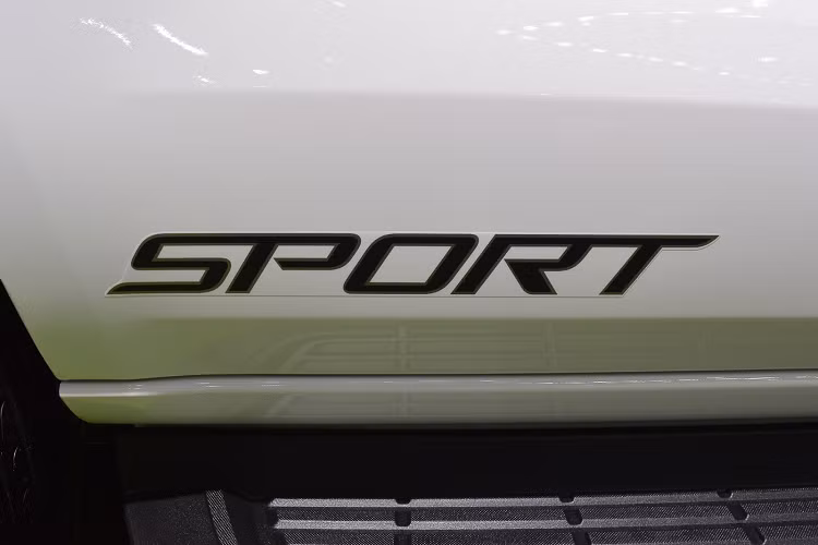 Phiên bản Everest Sport 2020 tăng áp kép 2.0L là 63.790 AUD (tương đương 1 tỷ đồng). Tuy nhiên tại Thái Lan, phiên bản Ford Everest Sport 2020 này hiện đang có giá khuyến mãi từ 1.399.000 Baht (khoảng 1,07 tỷ đồng), tức là thấp hơn giá 1.469.000 Baht so với mức thông thường.