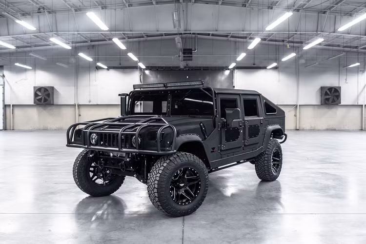 Về ngoại hình, Hummer H1 Launch Edition mới gần như sở hữu một phong cách hoàn toàn khác so với mẫu xe nguyên bản. Bộ body-kit hàng thửa từ nhà độ Mil-Spec Automotive đã mang tới vẻ lạnh lùng, gân guốc và cứng rắn đậm chất nhà binh cho mẫu SUV vốn đã rất to của Mỹ.