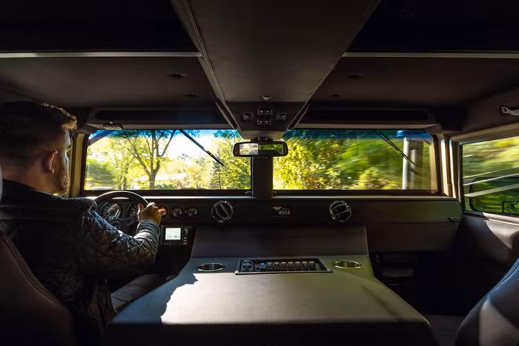 Ngoài bộ body-kit hoàn toàn mới, Hummer H1 Launch Edition còn được trang bị cặp mâm lốp loại địa hình chuyên biệt để giúp khách hàng có thể thoả sức "vần vô-lăng" chiếc xe của mình trên những cung đường off-road thực sự.