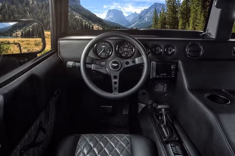 "Trái tim" của Hummer H1 bản đặc biệt Launch Edition là khối động cơ dầu V8 Duramax 6.6L với công suất 500 mã lực và mô-men xoắn cực đại 1.356 Nm. Đi kèm với đó còn là hộp số tự động 6 cấp Allison trứ danh.