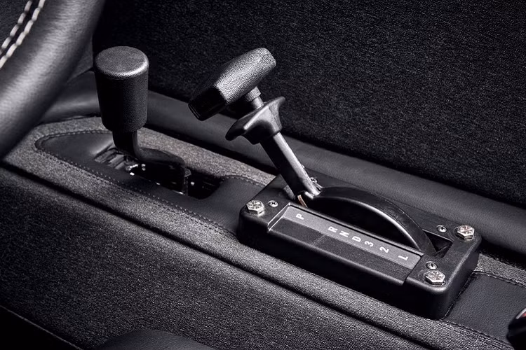 Ngoài sự thay đổi ở ngoại thất, không gian cabin trên Hummer H1 Launch Edition cũng mang tới sự thay đổi rõ rệt với đặc tính hầm hố và đơn giản được đặt lên hàng đầu. Trái với vẻ ngoài gân guốc và gồ ghề, không gian nội thất của Hummer H1 Launch Edition được bao phủ bởi những vật liệu cao cấp như da nappa hay hệ thống giải trí Hifi từ JL Audio.