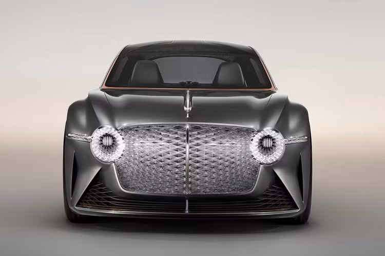 Về tổng thể, mẫu xe siêu sang Bentley EXP 100 GT có kiểu dáng khá hiện đại và quyến rũ. Trên lưới tản nhiệt là 6.000 bóng đèn LED nhỏ được ngăn cách bởi những miếng đồng mỏng. Cụm đèn pha được thiết kế tràn vào hai góc lưới tản nhiệt, phong cách thiết kế gợi liên tưởng tới mẫu xe đua huyền thoại Blower.