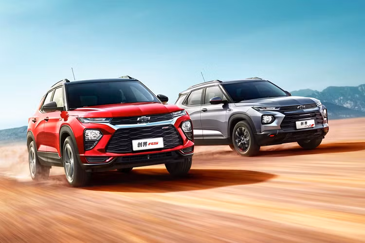 Lấy cảm ứng từ concept FNR-CarryAll, mẫu xe SUV Chevrolet Trailblazer 2020 trông hiện đại và thể thao, đèn pha LED thiết kế giống Camaro, lưới tản nhiệt tách làm hai phần, nắp capô khỏe khoắn đậm chất Mỹ.