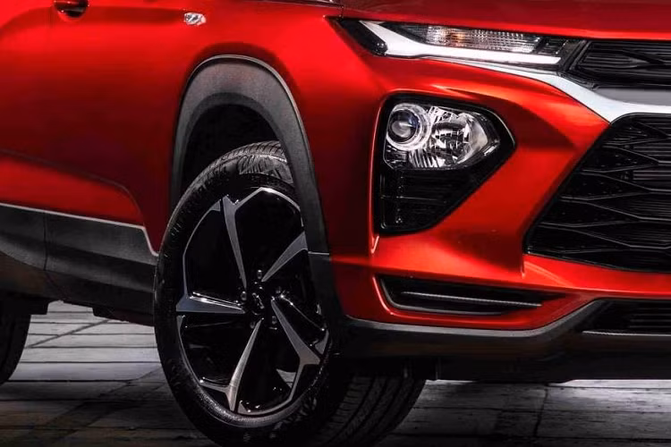 Bản Trailblazer 2020 dùng hộp số CVT và dẫn động FWD có tốc độ nhanh hơn và ngốn nhiên liệu ít hơn. SUV cỡ nhỏ tăng tốc 0-100 km/h trong 9,1 giây, tiêu thụ nhiên liệu trung bình 5,9 lít/100 km.