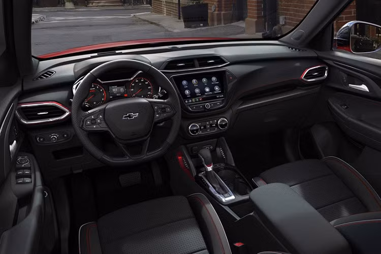 Với hộp số tự động 9 cấp, Trailblazer 2020 có thêm hệ dẫn động bốn bánh (4WD). Xe tăng tốc 0-100 km/h trong 9,3 giây, tiêu hao nhiên liệu trung bình 6,7 lít/100 km.