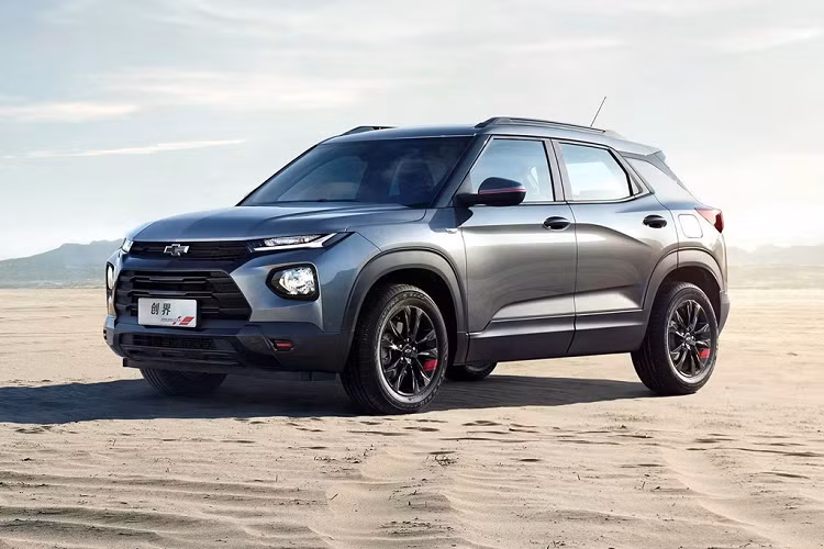 Trailblazer 2020 bản Redline và RS sở hữu nội thất hai tông màu. Bản Redline thể thao và thời trang hơn, trong khi RS mạnh mẽ và cá tính hơn.
