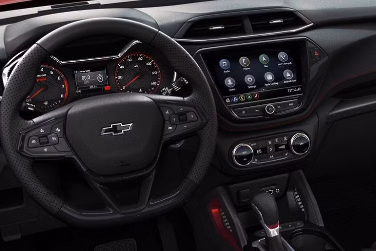 SUV gia đình mới của Chevrolet được trang bị hệ thống thông tin giải trí tích hợp MyLink+ và kết nối Blueooth. Hệ thống này hỗ trợ Apple CarPlay, Baidu CarLife, có khe cắm USB và thẻ nhớ SD, tích hợp sẵn ứng dụng dẫn đường, giải trí, ca nhạc, tin tức, thông tin thời tiết và giao thông thời gian thực.