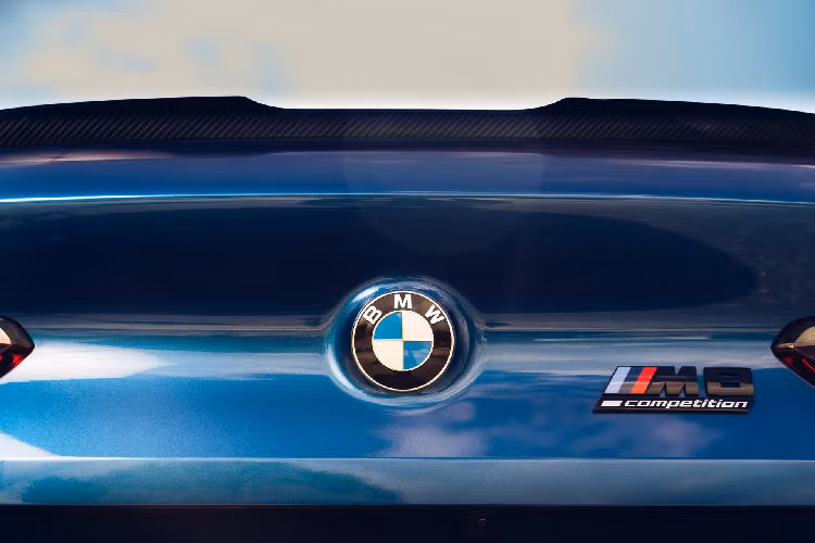 Bên trong mẫu xe sang BMW M8, nội thất sẽ làm bạn choáng ngơp với bộ ghế thể thao M Sport có thể điều chỉnh, bảng đồng hồ 12,3 inch và màn hình thông tin giải trí 10,25 inch tích hợp hệ điều hành Operating System 7.0 mới nhất của BMW.