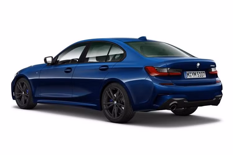 Cụ thể, BMW 3 Series M Sport Plus Edition được trang bị các bánh xe hợp kim RFT Jet Black 19 inch thể thao và có thể hoàn thiện trong ba lựa chọn sơn thân xe độc đáo là: xám Dravit Grey, xanh dương Tanzanite Blue, và xám Oxide Grey.