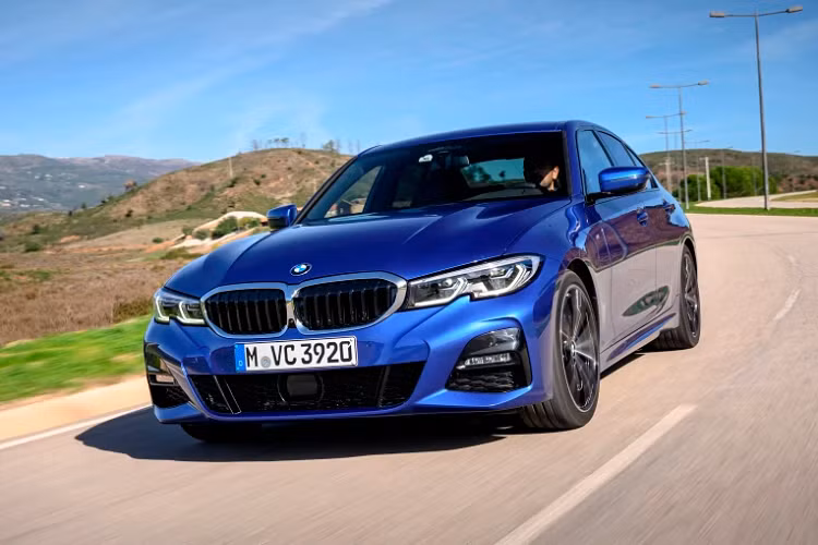 Tại Anh, 3 Series M Sport mới có sẵn với 5 cấu hình truyền động, trong đó 320d và 320d xDrive sử dụng máy dầu diesel 2.0L 4 xi-lanh cho 187 mã lực, còn 330d và 330d xDrive dùng động cơ dầu diesel 3.0L 6 xi-lanh thẳng hàng 261 mã lực.