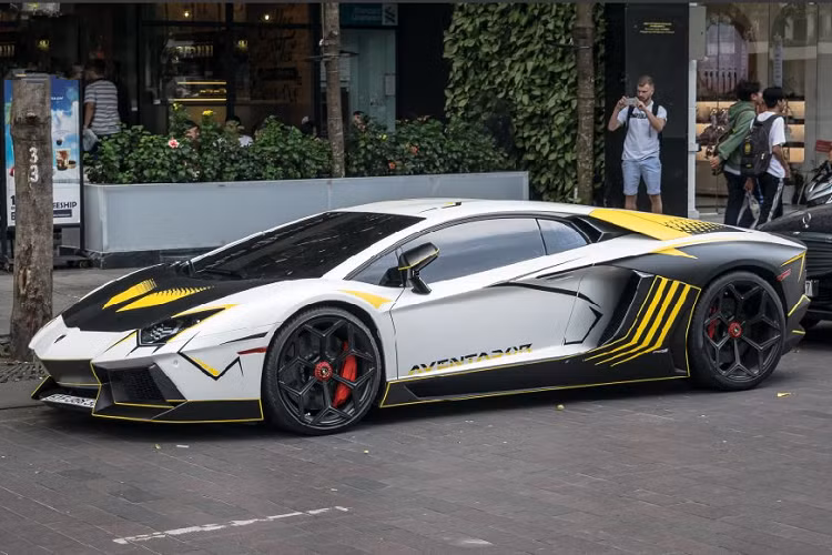 Với sự góc cạnh trong thiết kế, siêu xe Lamborghini Aventador sớm thu hút được sự quan tâm của đông đảo giới mê xe trên toàn thế giới. Sau 5 năm kể từ ngày ra mắt và bán ra, tính đến năm 2016, đã có 5,000 chiếc Aventador đã được bán ra – Một con số khá ấn tượng với thương hiệu siêu xe đến từ Ý.