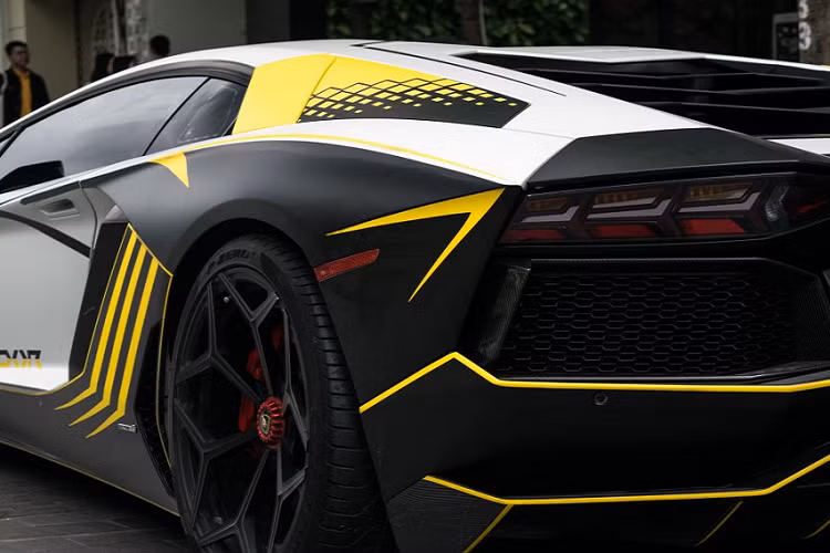 Chiếc xe được trang bị bộ mâm Novitec x Vossen NV1 màu đen mờ với khóa tâm center lock màu đỏ “tone sur tone” với màu cùm phanh của xe.