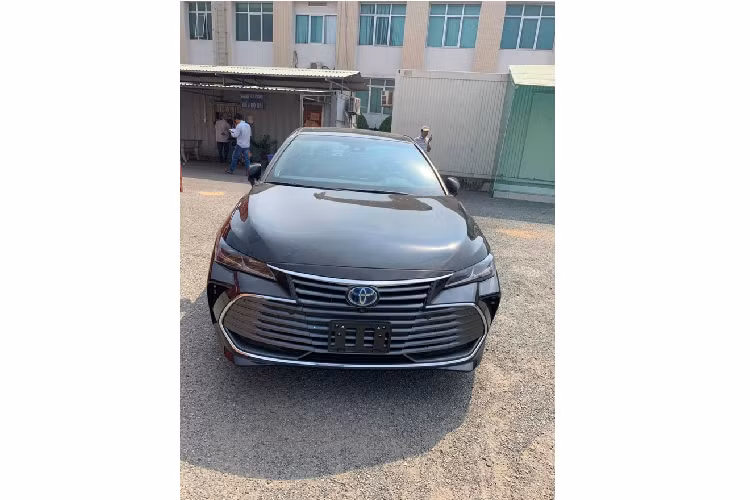 Ở phần đầu xe, lưới tản nhiệt mở rộng học hỏi từ Lexus. Là biến thể cao cấp sau bản TRD và Touring, bản Limited trang bị những tính năng và công nghệ cao cấp nhất. Đèn pha và đèn hậu Full LED. Mâm xe đa chấu kích thước 18 inch.