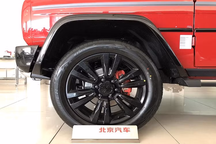 Về thiết kế, mẫu xe SUV BAIC BJ80 70 Anniversary Edition vẫn giữ hình dáng tổng thể như bản thường. Hãng BAIC chỉ bổ sung màu sơn ngoại thất mới cho mẫu xe này như dấu hiệu nhận biết cho phiên bản đặc biệt mới. Theo đó, BAIC BJ80 70 Anniversary Edition được sơn màu đỏ phối nóc đen khá ấn tượng.