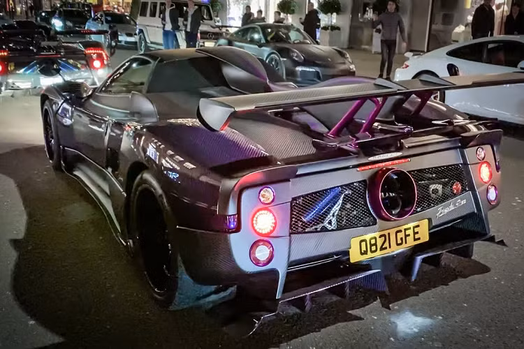 Đây chính là cánh gió V3.0 Double Wing đến từ Pagani. Ngoài ra, chiếc xe còn được thiết kế một đuôi gió dọc cong mềm mại nối từ nắp máy tới cánh gió sau.