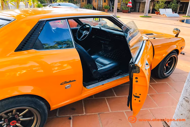Toyota Celica Ta22 1972 đủ làm những ai yêu bốn bánh phải ngoái nhìn và nó sẽ luôn trở thành tâm điểm khi lăn bánh xuống phố. Với kiểu dáng hoài cổ và mang một chút cơ bắp, có thể nhiều người sẽ nhầm tưởng chiếc Toyota Celica Ta22 1972 này với những mẫu xe cơ bắp cổ điển của Mỹ. 