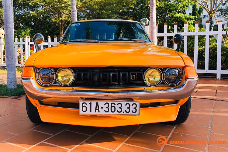 Với những ai chưa quen xe JDM cổ điển, chiếc xe cổ Toyota Celica Ta22 này sẽ làm họ ấn tượng đi kèm một chút lạ lẫm như phần đầu xe với lưỡi cày bên dưới, đuôi cá vè lồi, bánh thì lòi ra ngoài, kiếng thì gắn phía trước.