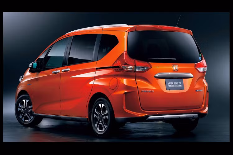 Bên trong nội thất, Honda Freed hoàn toàn mới này được trang trí thêm ốp viền tap lô bằng gỗ ép nằm trên bảng điều khiển. Ghế ngồi bọc giả da với hoa văn in kỹ thuật số. 